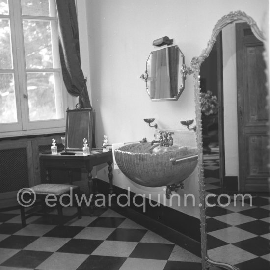 Interior view of Château de la Croë. Cap d'Antibes 1954. Aristotle Onassis owned the château from 1950 to 1957, selling it after his wife, Athina Livanos, found him in bed with her friend, the socialite Jeanne Rhinelander. - Photo by Edward Quinn