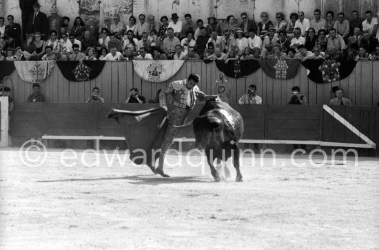 Bullfight (corrida de toros, tauromaquia): Antonio Ordóñez. Arles 1960. - Photo by Edward Quinn