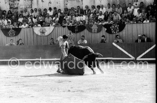Bullfight (corrida de toros, tauromaquia): Antonio Ordóñez. Arles 1960. - Photo by Edward Quinn