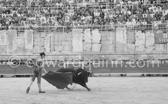 Antonio Ordóñez, a leading bullfighter in the 1950\'s and the last survivor of the dueling matadors chronicled by Hemingway in \'\'The Dangerous Summer\'\'. Corrida des vendanges, Arles 1960 - Photo by Edward Quinn