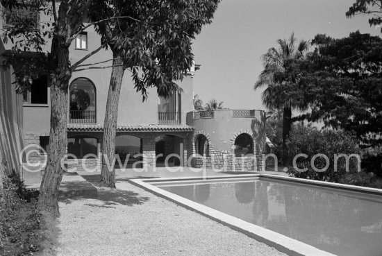 Villa Jardin de Latil of Lady Anna Orr–Lewis, estranged third wife of Canadian industrialist Sir Duncan Orr–Lewis. Golfe-Juan 1962. - Photo by Edward Quinn