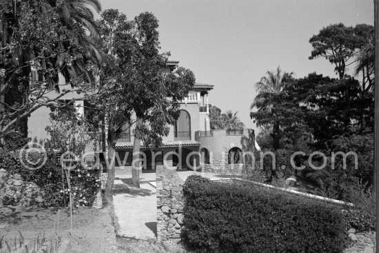 Villa Jardin de Latil of Lady Anna Orr–Lewis, estranged third wife of Canadian industrialist Sir Duncan Orr–Lewis. Golfe-Juan 1962. - Photo by Edward Quinn