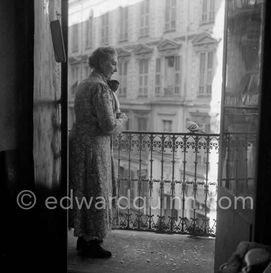 La Belle Otéro, a dancer, singer and a "demie-mondaine" of "La Belle Epoque". Unfortunately she lost her fortune at the Monte Carlo Casino, and during the fifties she lived in a very small flat in Nice, surrounded by her souvenirs. Her only distraction was to feed the pigeons on her balcony. Nice 1954. - Photo by Edward Quinn