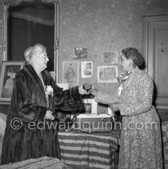 La Belle Otéro (right), a dancer, singer and a "demie-mondaine" of "La Belle Epoque", was still alive in the fifties. With her is Mrs Earle, English lady who offered Otero financial help with money she won at the casino. Nice 1954. - Photo by Edward Quinn