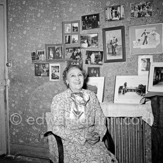La Belle Otéro, a dancer, singer and a "demie-mondaine" of "La Belle Epoque". Unfortunately she lost her fortune at the Monte Carlo Casino, and during the fifties she lived in a very small flat in Nice, surrounded by her souvenirs. Her only distraction was to feed the pigeons on her balcony. Nice 1954. - Photo by Edward Quinn