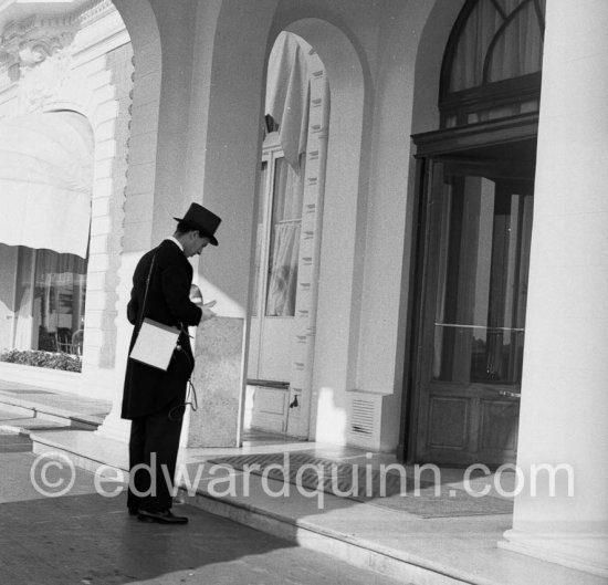 Photographer waiting for the couple at the wedding of Prince Nicola Romanoff, and Contessa della Gheredesca. Hotel Carlton, Cannes 1952 - Photo by Edward Quinn