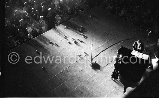 Edith Piaf performing on the stage of the Sporting d\'Ete, Monte Carlo 1959. - Photo by Edward Quinn