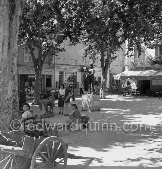 Pablo Picasso sculpture "L’homme au mouton". Place Paul Isnard (today Place de l'homme au mouton). Vallauris 1951. - Photo by Edward Quinn