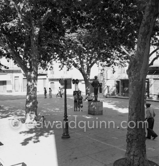 Pablo Picasso sculpture "L’homme au mouton". Place Paul Isnard (today Place de l'homme au mouton). Vallauris 1951. - Photo by Edward Quinn
