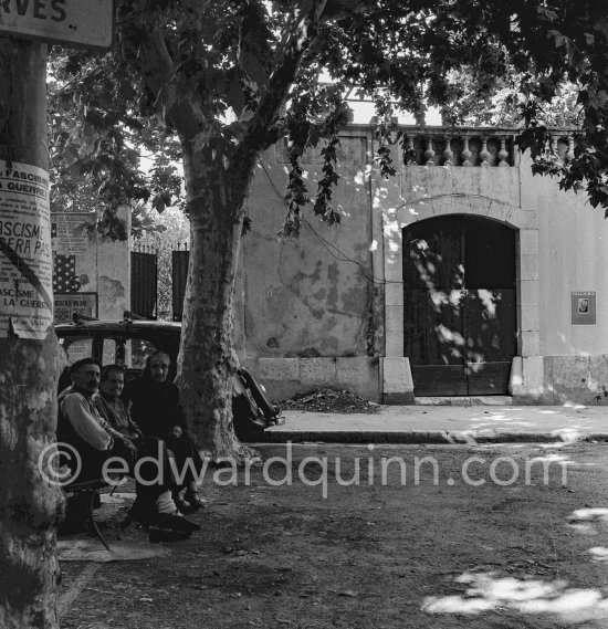 Le Château de Vallauris. Today Pablo Picasso museum with "La chapelle de la Paix". Place de la Libération, Vallauris 1951. - Photo by Edward Quinn