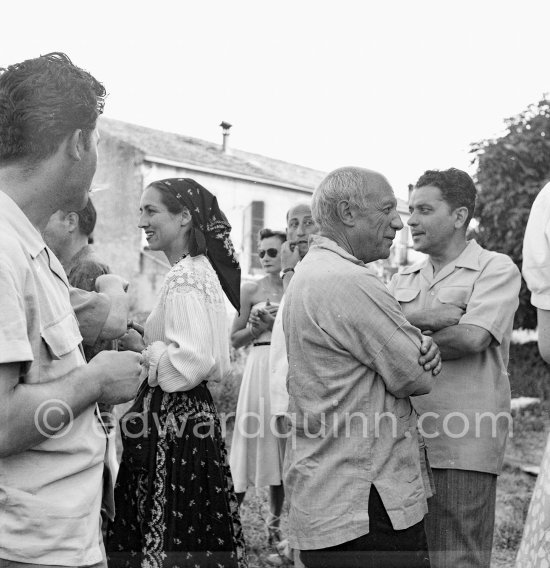 Pablo Picasso and Françoise Gilot. On the occasion of the summer ceramics exhibition "Japon. Céramique contemporaine" at the Nérolium. Vallauris 21.7.1951. - Photo by Edward Quinn