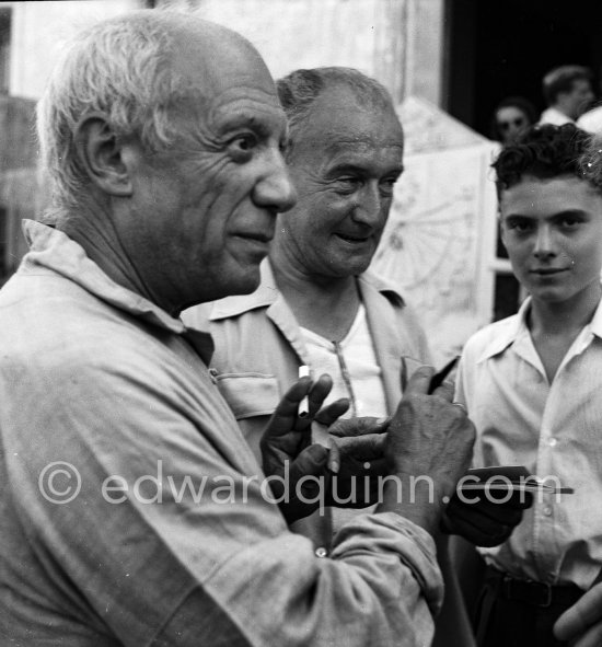 Pablo Picasso on the occasion of the summer ceramics exhibition "Japon. Céramique contemporaine" at the Nérolium. Vallauris 21.7.1951. - Photo by Edward Quinn