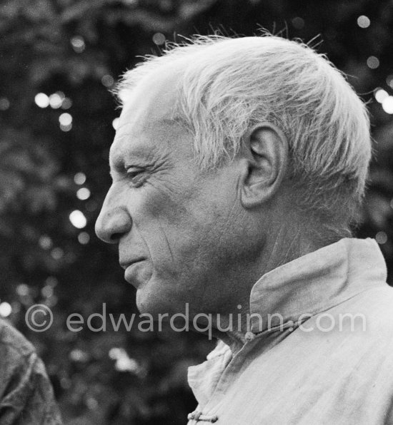 Pablo Picasso on the occasion of the summer ceramics exhibition "Japon. Céramique contemporaine" at the Nérolium. Vallauris 21.7.1951. - Photo by Edward Quinn