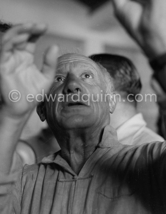 The first portrait Quinn made of Pablo Picasso taken at the summer ceramic exhibition "Japon. Céramique contemporaine" at the Nérolium. Vallauris 21.7.1951. - Photo by Edward Quinn