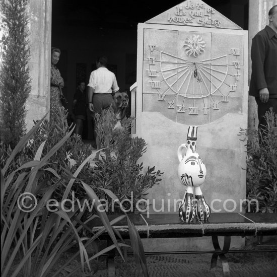 Exhibition "Japon. Céramique contemporaine" at the Nérolium. Pablo Picasso's boxer dog Jan in the background. Vallauris 21.7.1951. - Photo by Edward Quinn