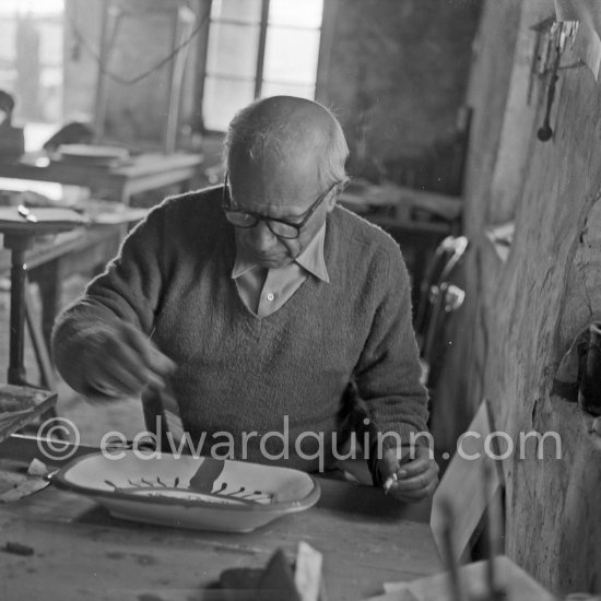 Pablo Picasso at work at the Madoura pottery. Vallauris 23.3.1953. - Photo by Edward Quinn