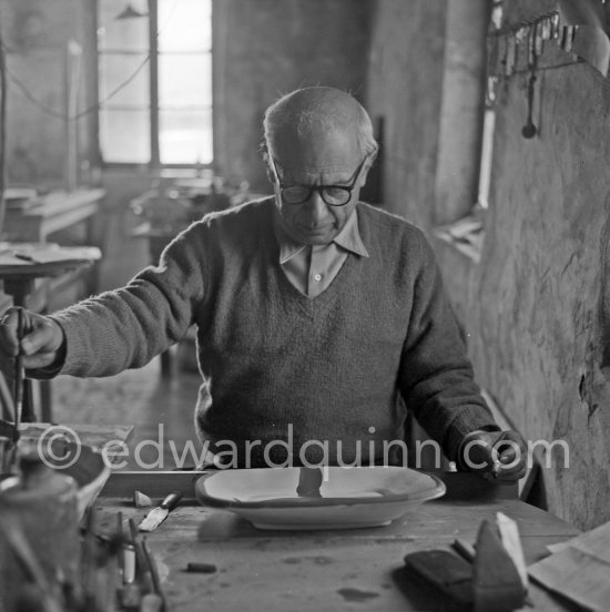Pablo Picasso at work at the Madoura pottery. Vallauris 23.3.1953. - Photo by Edward Quinn