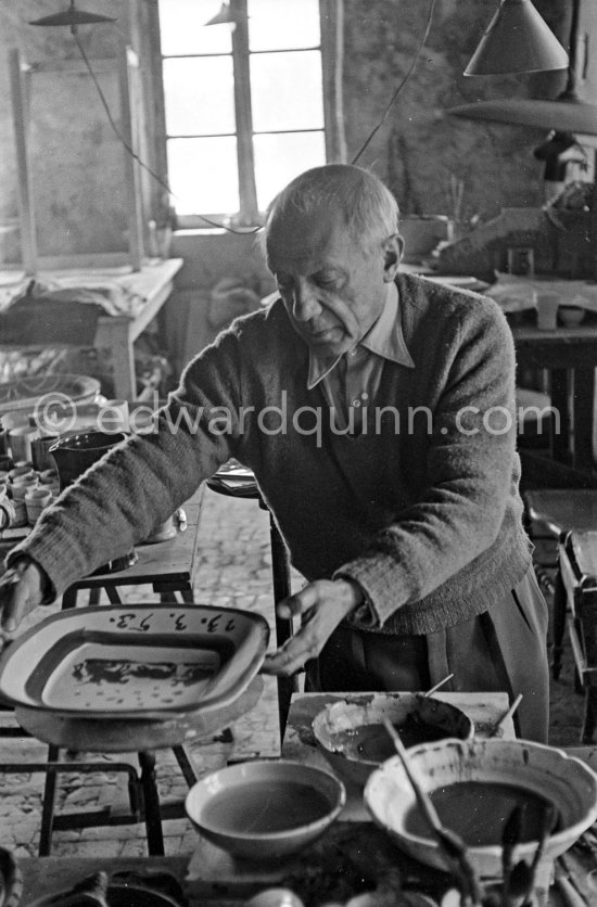 Pablo Picasso works on "Tauromachie" at the Madoura pottery. Vallauris 23.3.1953. - Photo by Edward Quinn
