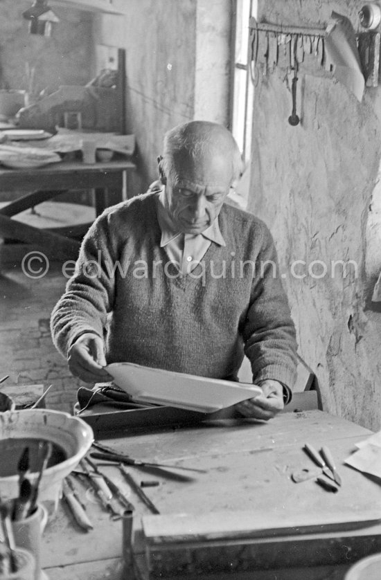 Pablo Picasso works on "Tauromachie" at the Madoura pottery. Vallauris 23.3.1953. - Photo by Edward Quinn
