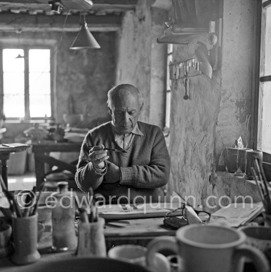 Pablo Picasso works on "Picador et torero" at the Madoura pottery. Vallauris 23.3.1953. - Photo by Edward Quinn