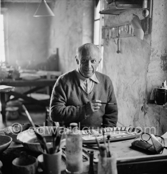 Pablo Picasso works on the plate "Picador et torero" at the Madoura pottery in Vallauris 23.3.1953. - Photo by Edward Quinn