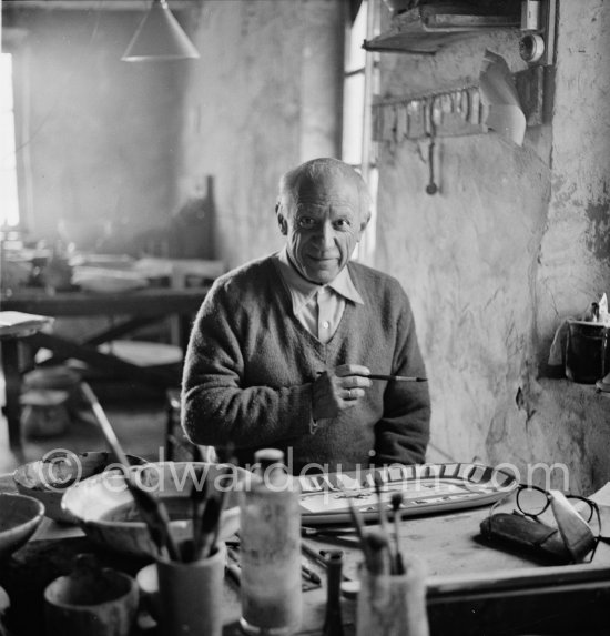 Pablo Picasso works on the plate "Picador et torero" at the Madoura pottery in Vallauris 23.3.1953. - Photo by Edward Quinn