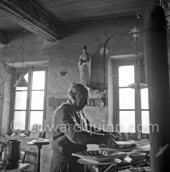Pablo Picasso works on "Picador et torero" at the Madoura pottery. Vallauris 23.3.1953. - Photo by Edward Quinn