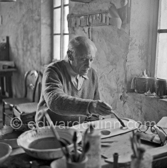 Pablo Picasso works on "Picador et torero" at the Madoura pottery. Vallauris 23.3.1953. - Photo by Edward Quinn