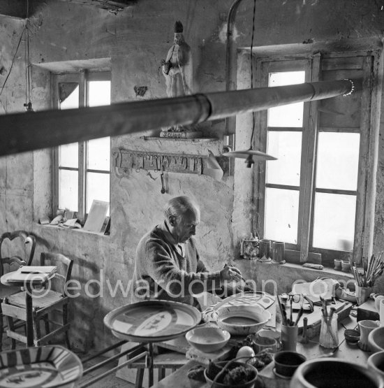 Pablo Picasso works on "Picador et torero" at the Madoura pottery. Vallauris 23.3.1953. - Photo by Edward Quinn