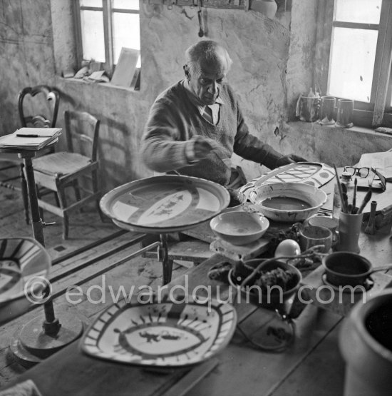 Pablo Picasso works on "Picador et torero" at the Madoura pottery. Vallauris 23.3.1953. - Photo by Edward Quinn