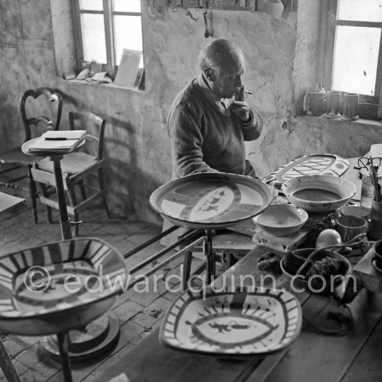 Pablo Picasso works on "Picador et torero" at the Madoura pottery. Vallauris 23.3.1953. - Photo by Edward Quinn