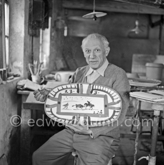 Pablo Picasso works on "Picador et torero" at the Madoura pottery. Vallauris 23.3.1953. - Photo by Edward Quinn