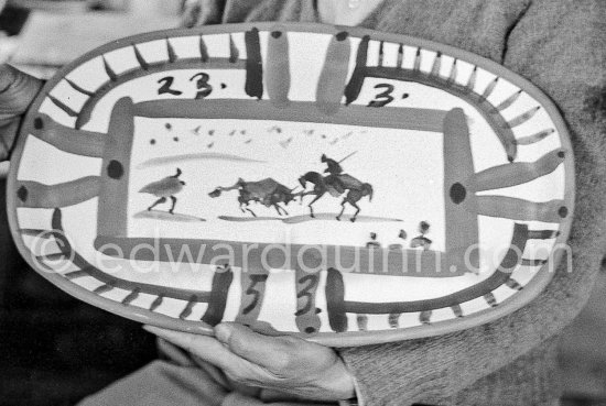 Pablo Picasso works on "Picador et torero" at the Madoura pottery. Vallauris 23.3.1953. - Photo by Edward Quinn