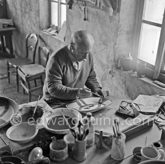 Pablo Picasso works on "La Pique" at the Madoura pottery. Vallauris 23.3.1953. - Photo by Edward Quinn