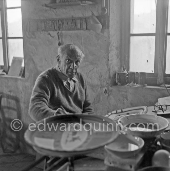 Pablo Picasso works on "La Pique" at the Madoura pottery. Vallauris 23.3.1953. - Photo by Edward Quinn