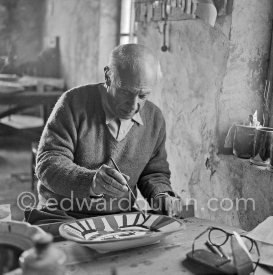 Pablo Picasso works on "La Pique" at the Madoura pottery. Vallauris 23.3.1953. - Photo by Edward Quinn