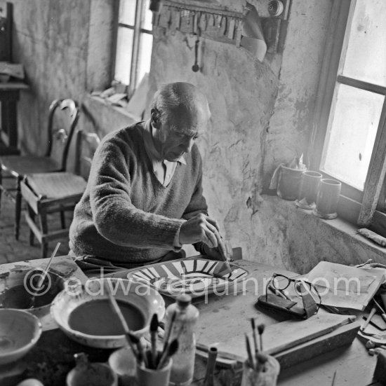 Pablo Picasso works on "La Pique" at the Madoura pottery. Vallauris 23.3.1953. - Photo by Edward Quinn