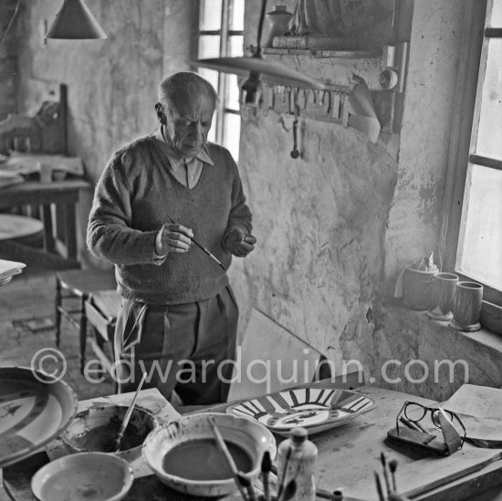 Pablo Picasso works on "La Pique" at the Madoura pottery. Vallauris 23.3.1953. - Photo by Edward Quinn