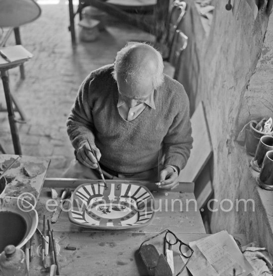 Pablo Picasso works on "La Pique" at the Madoura pottery. Vallauris 23.3.1953. - Photo by Edward Quinn