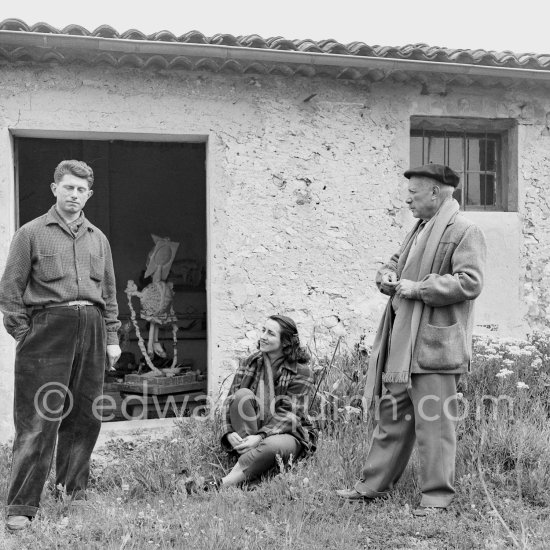 Pablo Picasso, his son Paulo Picasso and Françoise Gilot in front of the sculpture studio Le Fournas. Vallauris 1953. - Photo by Edward Quinn