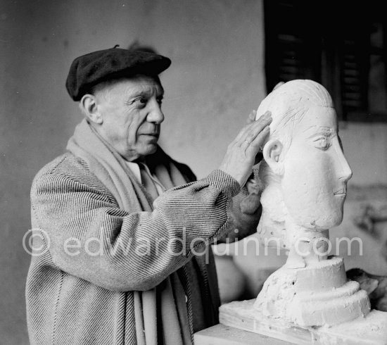 Pablo Picasso with the sculpture "Tête de femme". Le Fournas, Vallauris 1953. - Photo by Edward Quinn