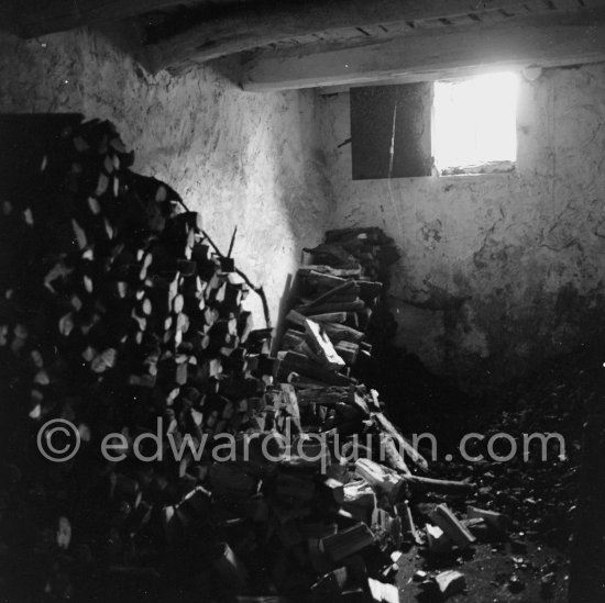 Madoura pottery. Firewood. Vallauris 1953. - Photo by Edward Quinn