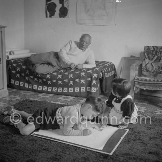 Drawing lesson given by Pablo Picasso to his children Claude Picasso and Paloma Picasso. La Galloise, Vallauris 16.4.1953. - Photo by Edward Quinn