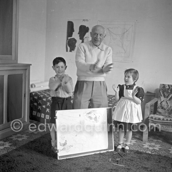 Applause for their drawing "Leçon de dessin" by Pablo Picasso and his children Claude Picasso and Paloma Picasso. La Galloise, Vallauris 16.4.1953. - Photo by Edward Quinn