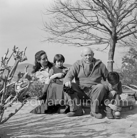 Pablo Picasso, Françoise Gilot, Claude Picasso and Paloma Picasso in the garden of La Galloise. Vallauris 1953. - Photo by Edward Quinn