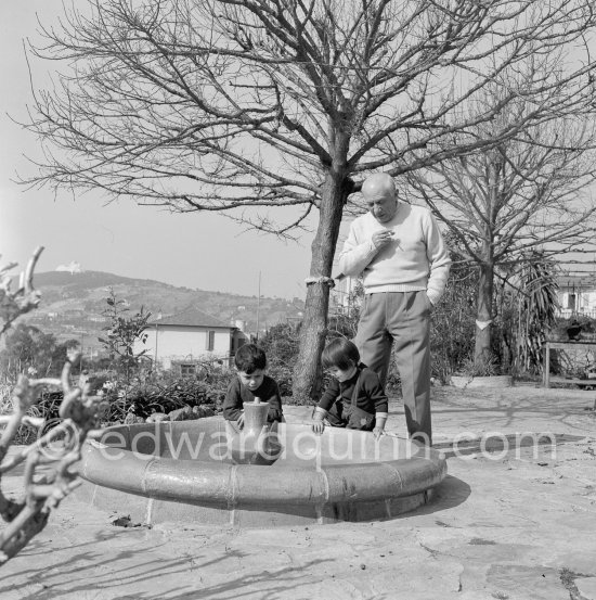 Pablo Picasso, Claude Picasso and Paloma Picasso in the garden of La Galloise. Vallauris 1953. - Photo by Edward Quinn