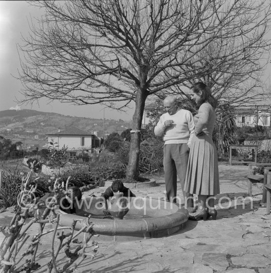 Pablo Picasso, Françoise Gilot, Claude Picasso and Paloma Picasso in the garden of La Galloise. Vallauris 1953. - Photo by Edward Quinn