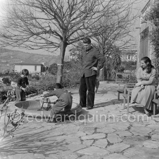 Pablo Picasso, Françoise Gilot, Paulo Picasso, Claude Picasso and Paloma Picasso in the garden of La Galloise. With tricycle. Vallauris 1953. - Photo by Edward Quinn