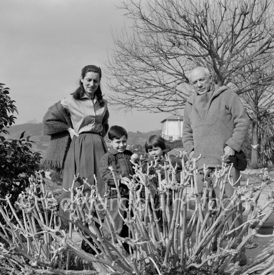 Pablo Picasso, Françoise Gilot, Claude Picasso and Paloma Picasso in the garden of La Galloise. Vallauris 1953. - Photo by Edward Quinn