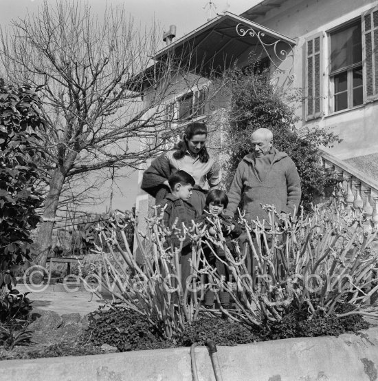 Pablo Picasso, Françoise Gilot, Claude Picasso and Paloma Picasso in the garden of La Galloise. Vallauris 1953. - Photo by Edward Quinn